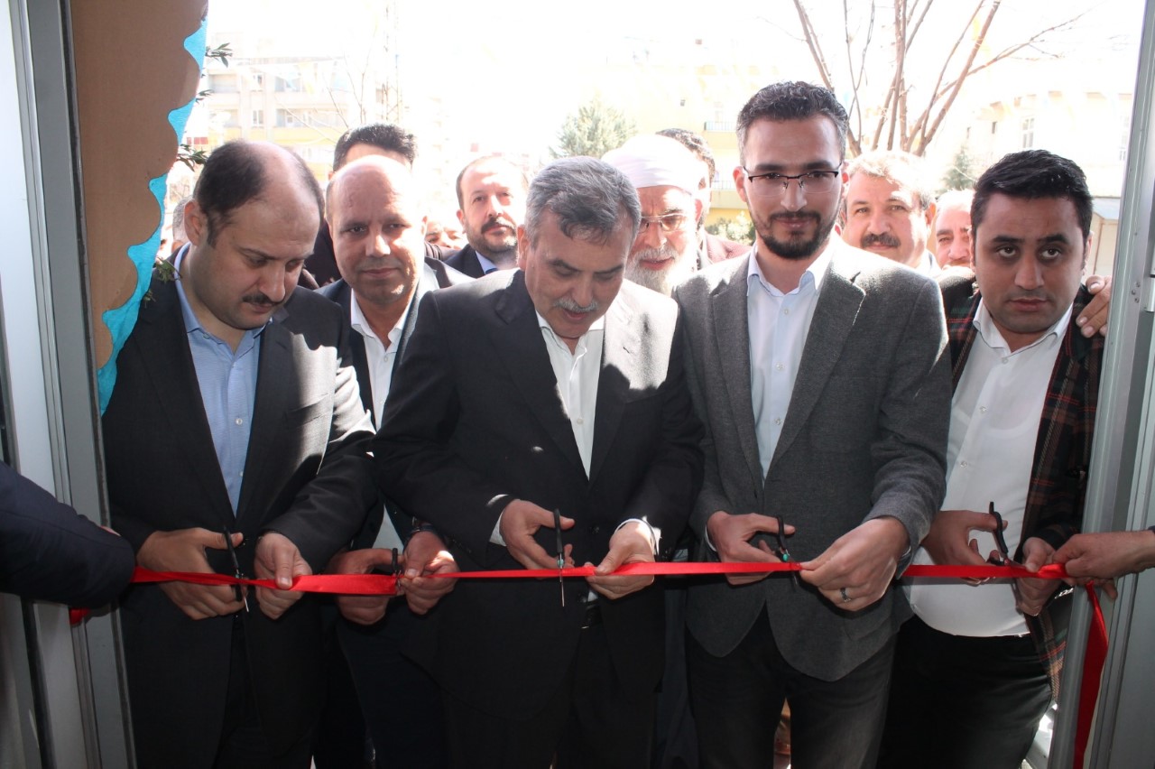 AK BAŞKAN ADAYI BEYAZGÜL SİVEREK’E ÇIKARMA YAPTI