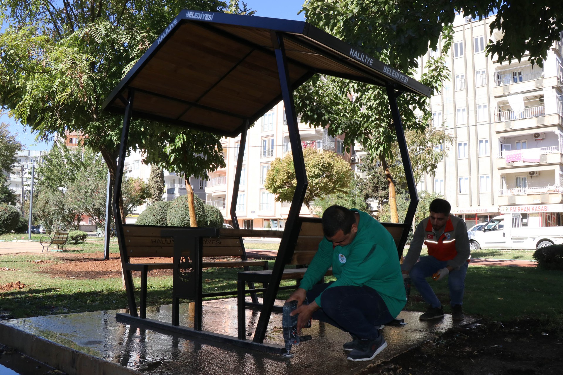 HALİLİYE’DE YEŞİL DÖNÜŞÜM: PARKLAR YENİLENİYOR, İLÇE GÜZELLEŞİYOR