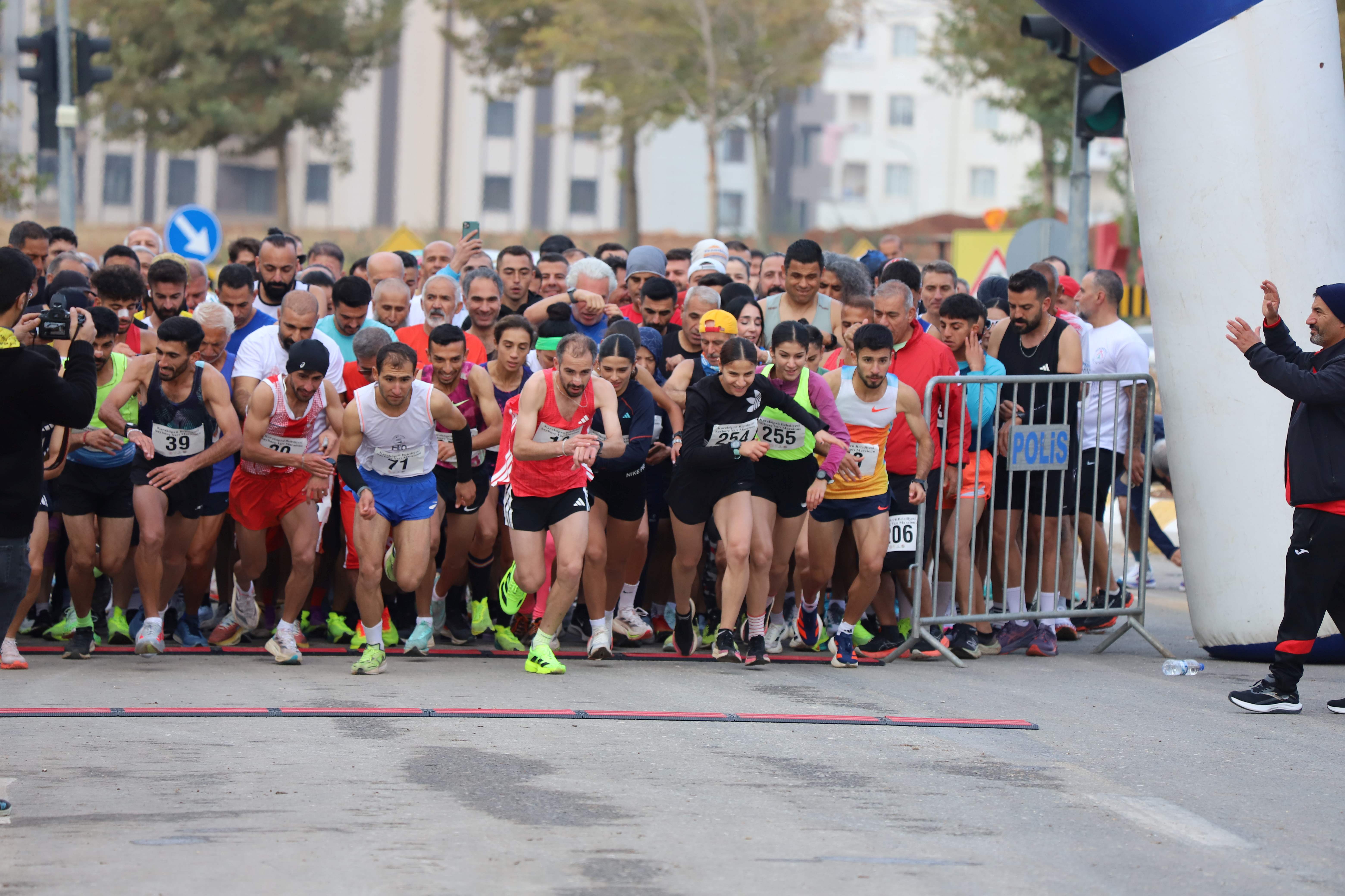 KARAKÖPRÜ'DE SAYBURÇ YARI MARATONUYLA SPOR ŞÖLENİ YAŞANDI