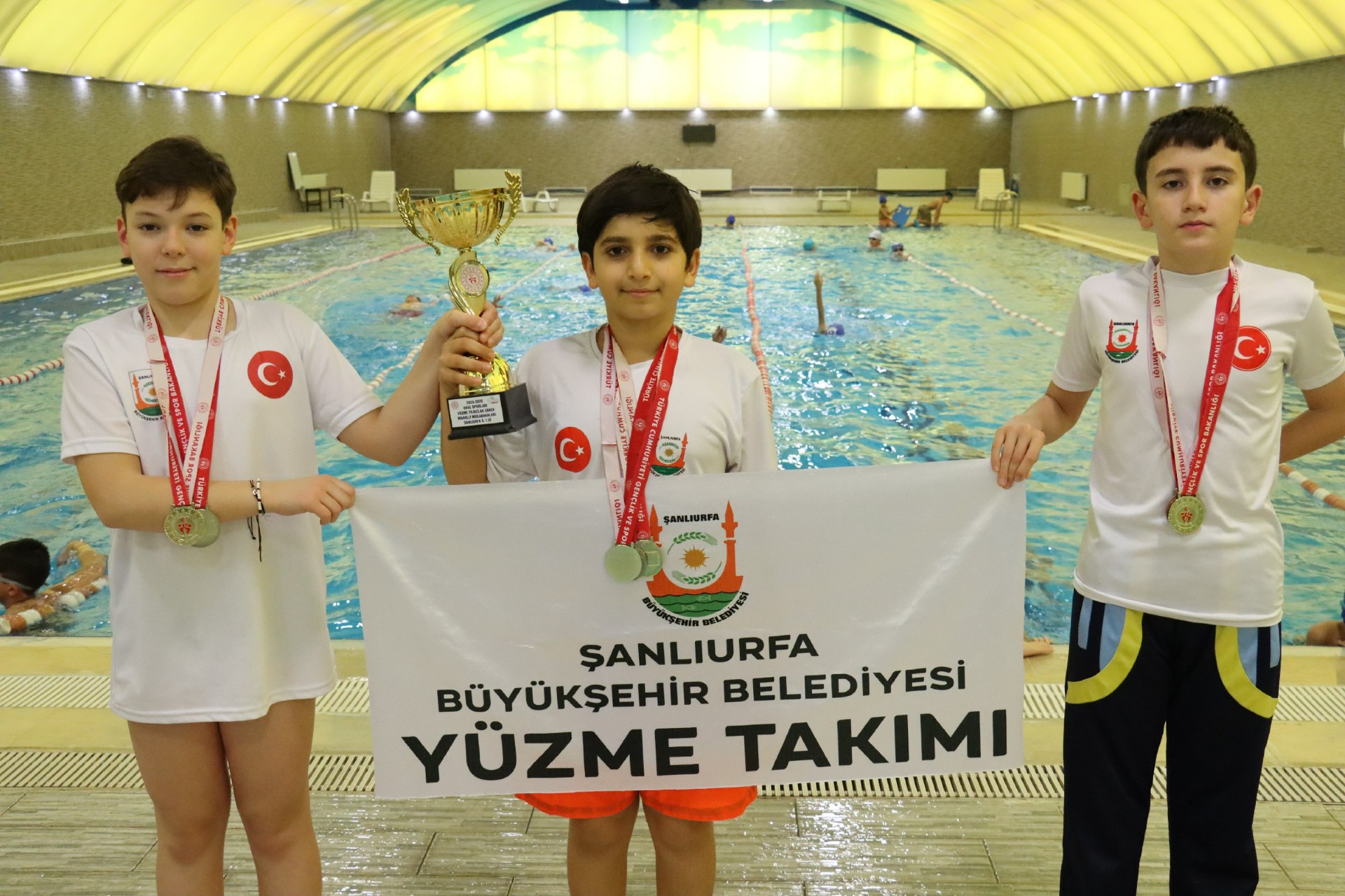 ŞANLIURFA BÜYÜKŞEHİR BELEDİYESİ’NDEN YÜZMEDE BÜYÜK BAŞARI: 1 KUPA, 48 MADALYA