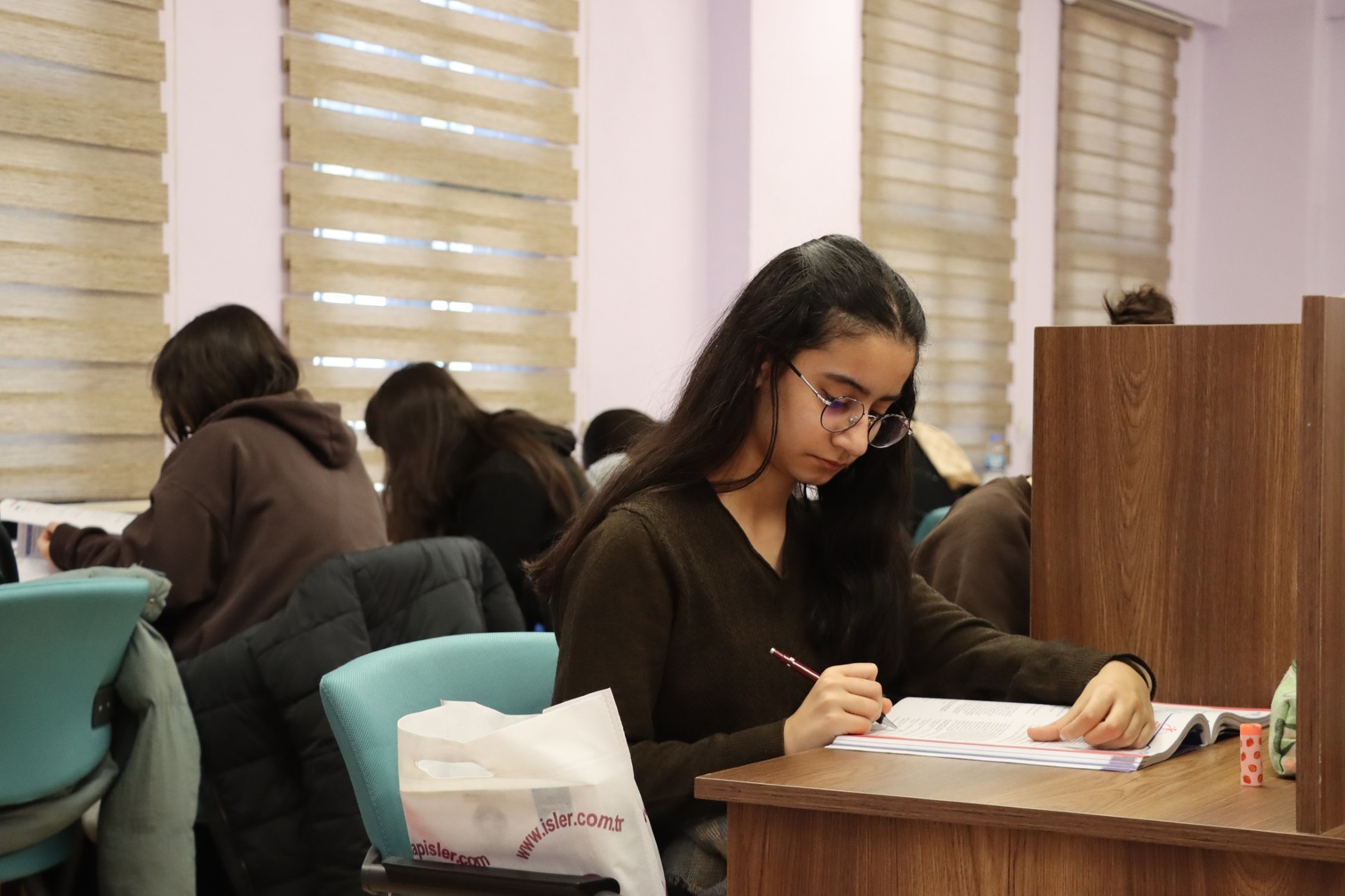 KARAKÖPRÜ BELEDİYESİ BİNLERCE ÖĞRENCİYE DERS İMKÂNI SUNUYOR