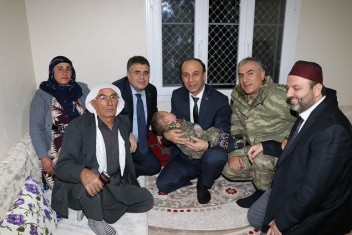 VALİ ERİN, ŞEHİT AİLELERİNİ EVLERİNDE ZİYARET