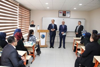 VALİ ERİN BOZOVA’DA MUHTARLAR, ÖĞRENCİLER VE VATANDAŞLARLA