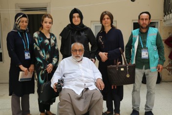 AYŞE EKİNCİ DE KAPI KAPI