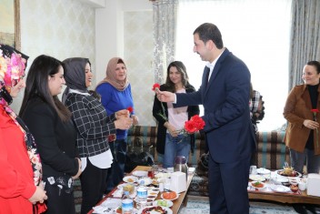 BAŞKAN BAYDİLLİDEN KADIN PERSONELE KADINLAR GÜNÜ