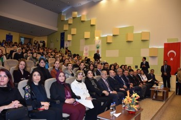Kadın Erkeğin Arkasında Değil,