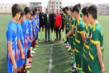 FUTBOL TURNUVASINDA ŞAMPİYON TAKIMLAR KUPASINI