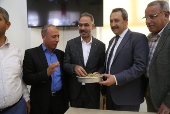 BAŞKAN KUŞ, ZAHİRECİLER BORSASINDA ESNAFLA BİR ARAYA