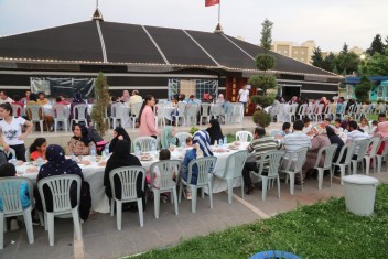 BAŞKAN KUŞ, YETİM VE ÖKSÜZ ÇOCUKLARLA İFTARDA BİR ARAYA