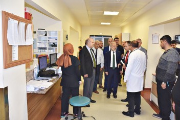 Rektör Çelik, Üniversite Hastanesinde İncelemelerde