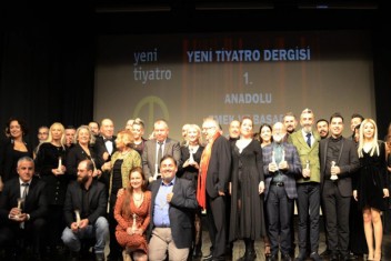Şehir Tiyatrosundan Ödül Üstüne