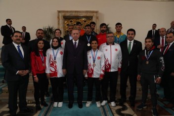 CANPOLAT ŞAMPİYONLARLA BİRLİKTE CUMHURBAŞKANI ERDOĞAN’I ZİYARET