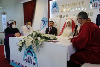 BAŞKAN KUŞ, GÖRME ENGELLİ ÇİFTİN MUTLULUKLARINA ORTAK
