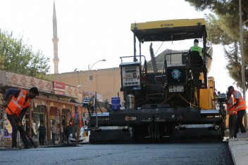 BÜYÜKŞEHİRDEN SURUÇTA SICAK ASFALT