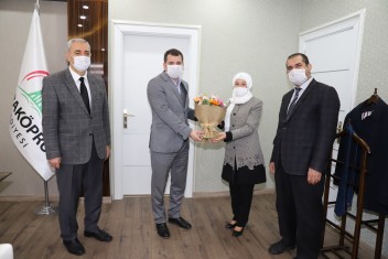 BAŞKAN BAYDİLLİ YILIN ÖĞRETMENİNİ