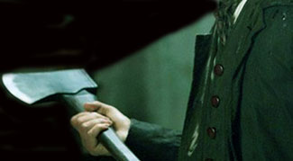 Ayrı yaşadığı eşini baltayla öldürdü