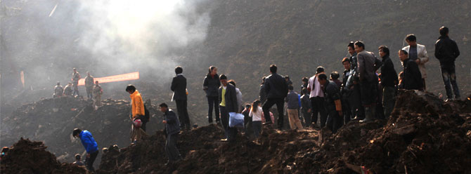 Toprak kayması köyü yok etti