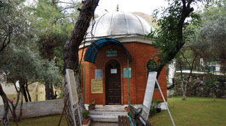 Türbedeki bağışları böyle hortumlamış