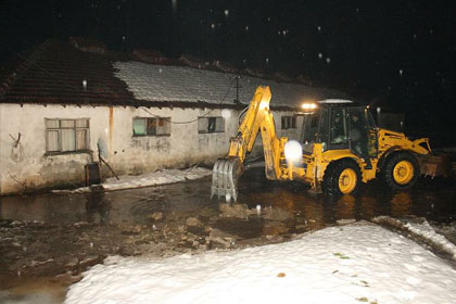 Kar suları taşkın ve heyelana sebep oldu