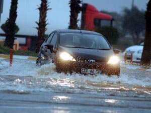 Sağanak Antalyayı felç etti!