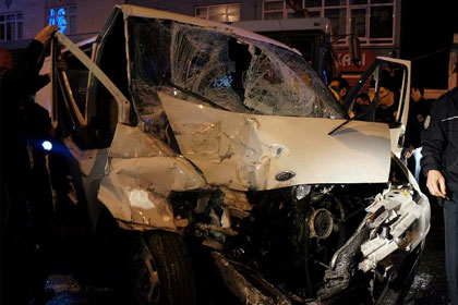 Araçta sıkışan yaralı güçlükle çıkarıldı