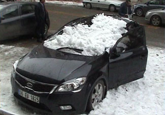 Çatıdan kar kütlesi düştü