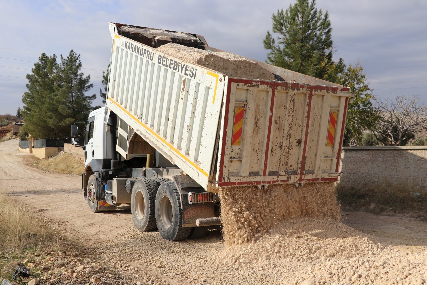 KARAKÖPRÜ KIRSALINDA YOLLAR YENİLENİYOR