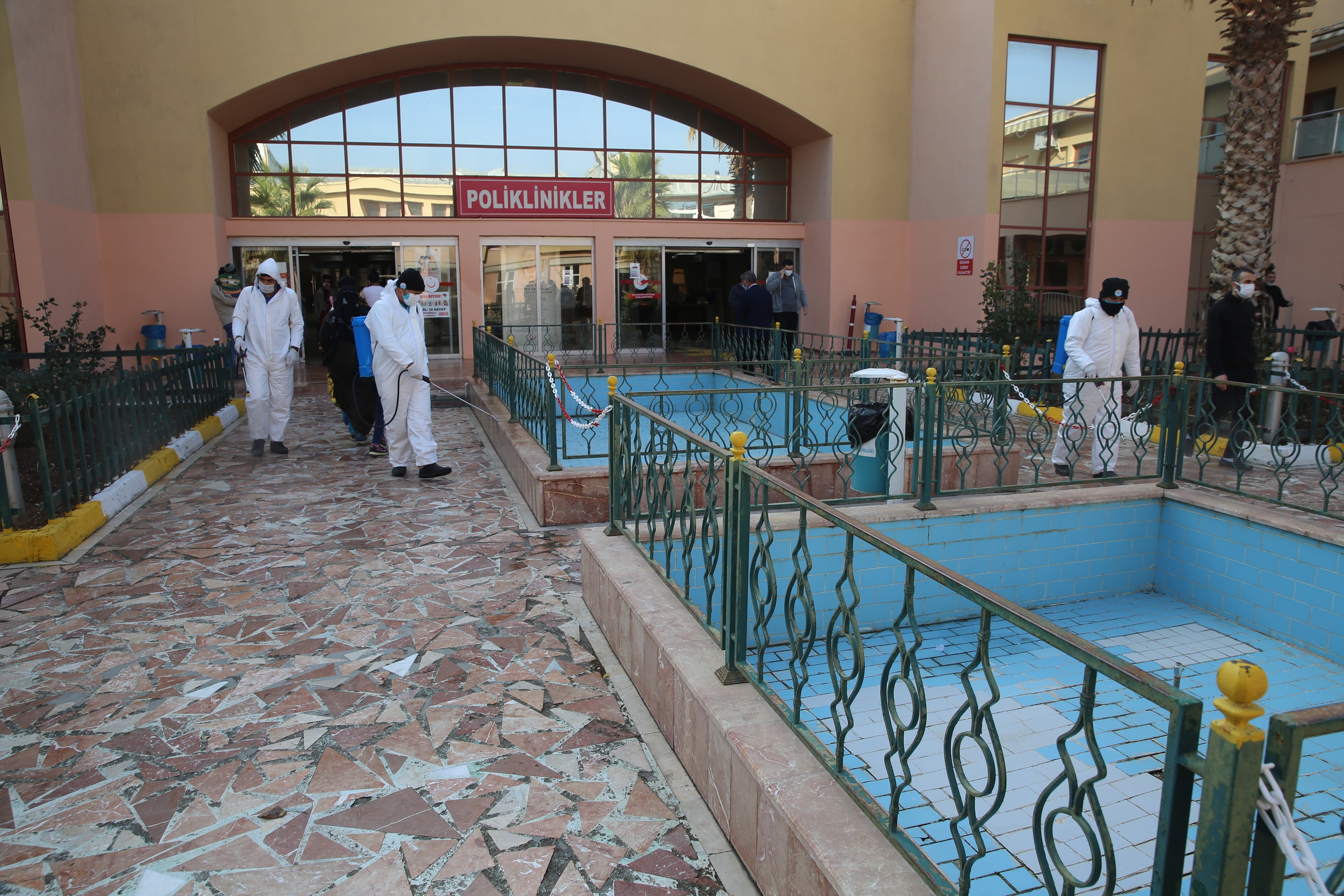 HALİLİYE BELEDİYESİ, HASTANELERİ DEZENFEKTE EDİYOR