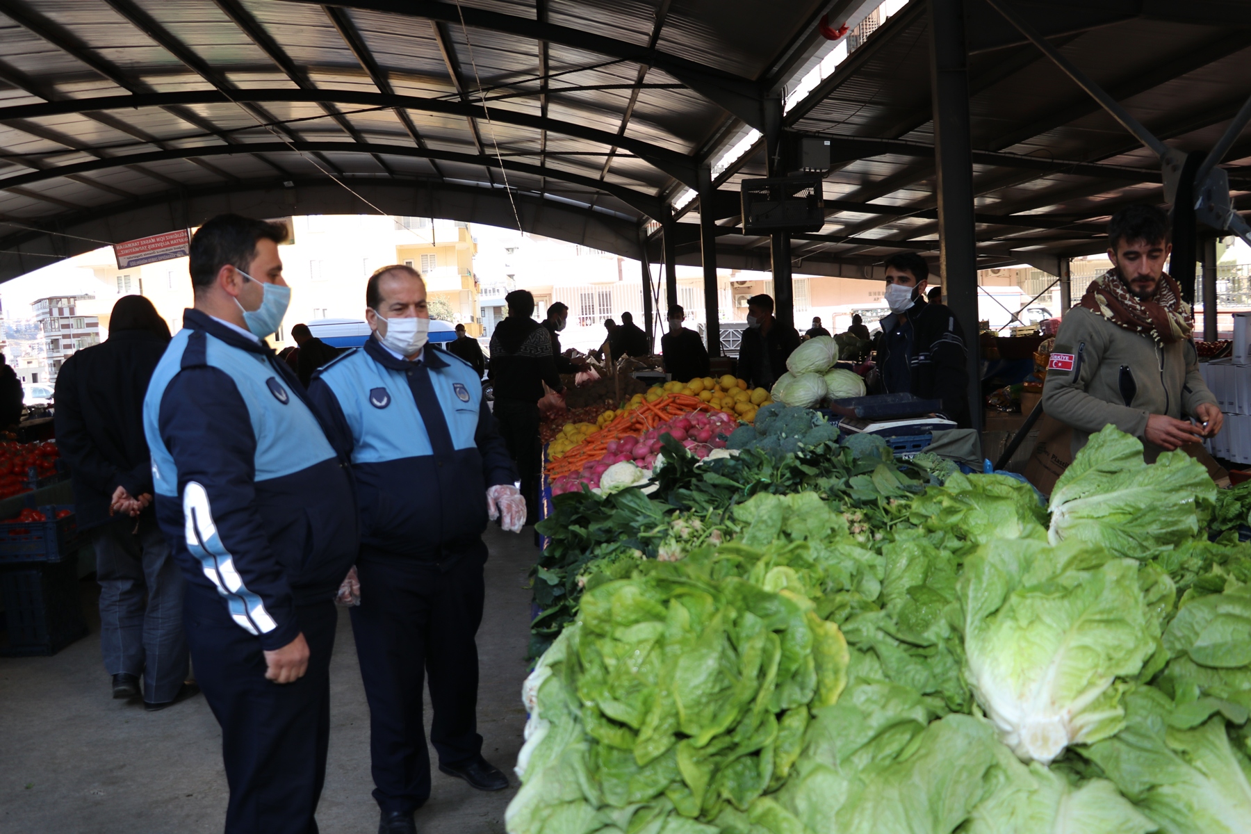 KARAKÖPRÜ ZABITADAN PAZAR YERİNDE PANDEMİ DENETİMİ