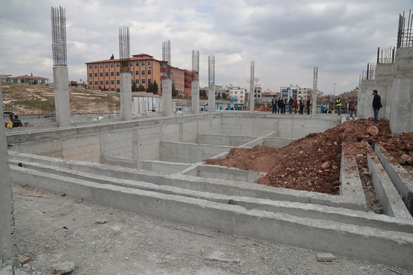 BAŞKAN KUŞ, YARI OLİMPİK YÜZME HAVUZUNDAKİ ÇALIŞMALARI İNCELEDİ.