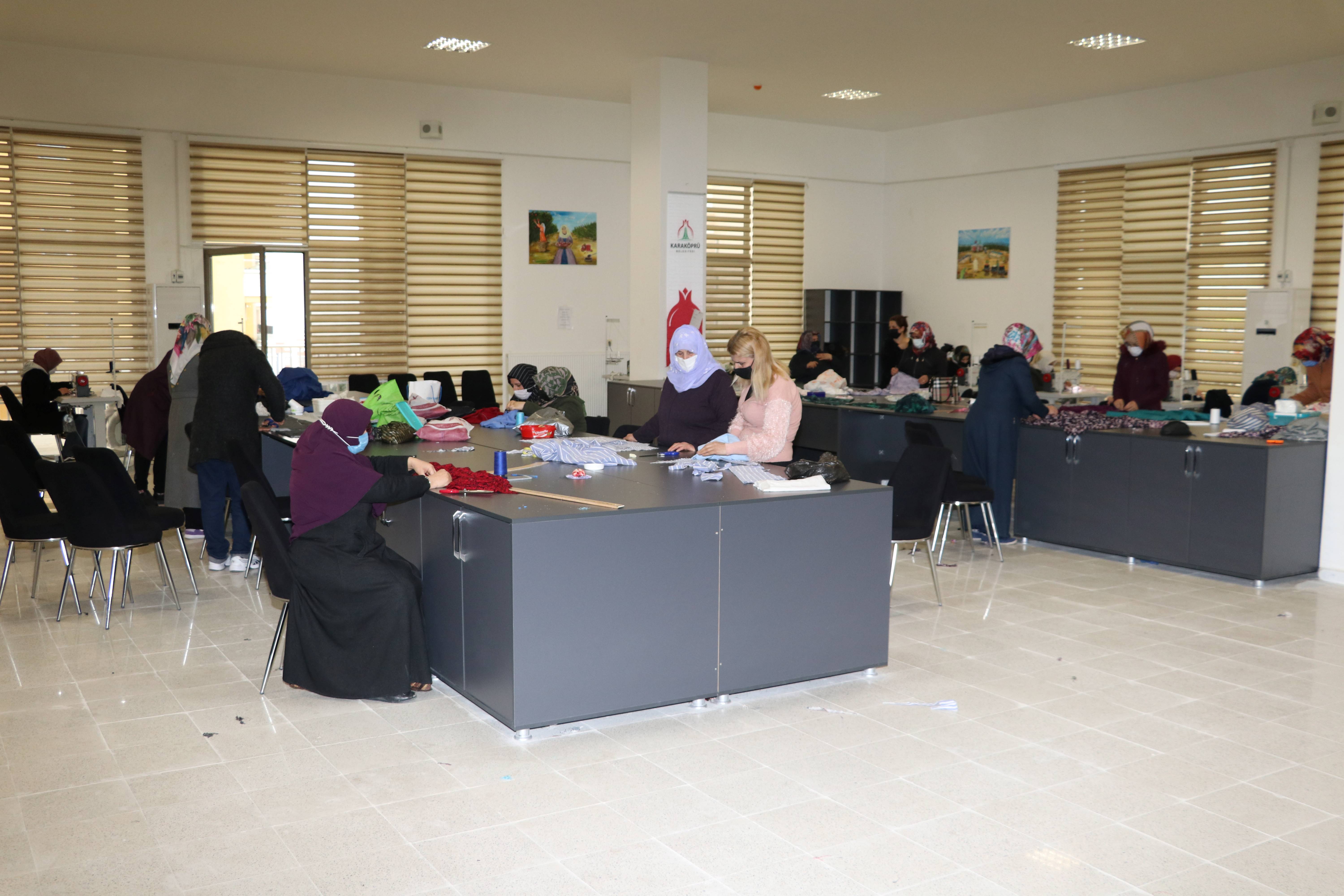  KARAKÖPRÜ’DE KADINLAR GİYİM KURSUNDA MESLEK ÖĞRENİYOR