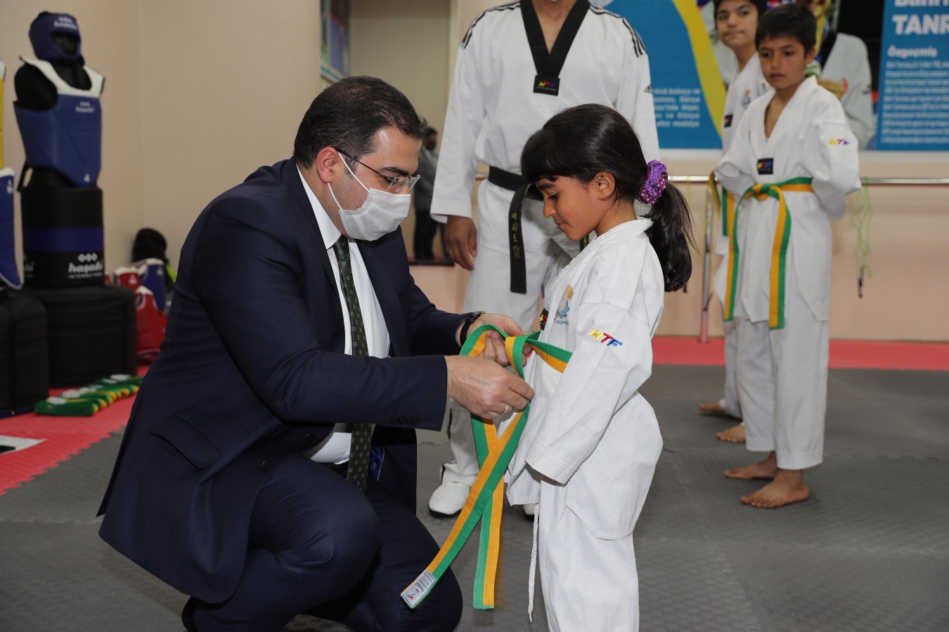 BAŞKAN CANPOLAT, TEKVANDOCULARIN KUŞAKLARINI BAĞLADI