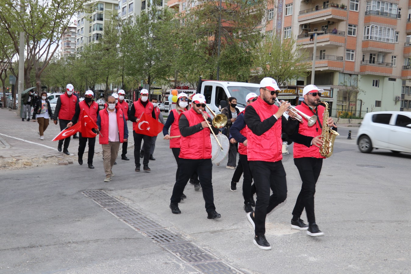 KARAKÖPRÜ'DE 11 NİSAN'A ÖZEL BANDO GÖSTERİSİ VE KORTEJ YÜRÜYÜŞÜ