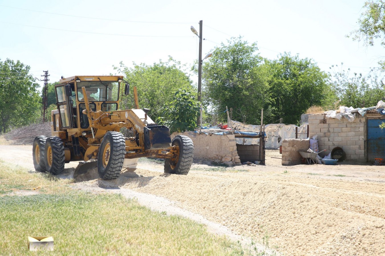 KARAKÖPRÜ KIRSALINDA YOLLAR YENİLENİYOR
