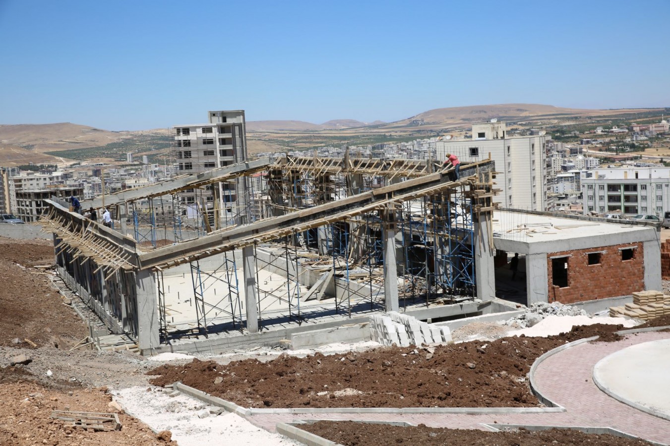 KARAKÖPRÜ’DE YÜZME HAVUZU ÇALIŞMALARI TAM GAZ