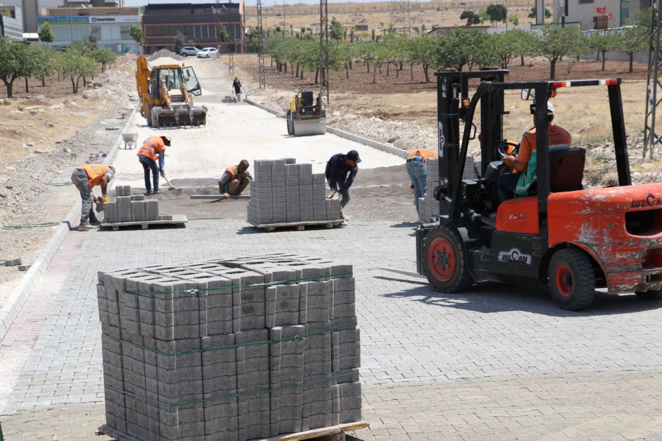 MEHMETÇİK’TE YOLLAR KİLİTLİ PARKE İLE DÖŞENİYOR