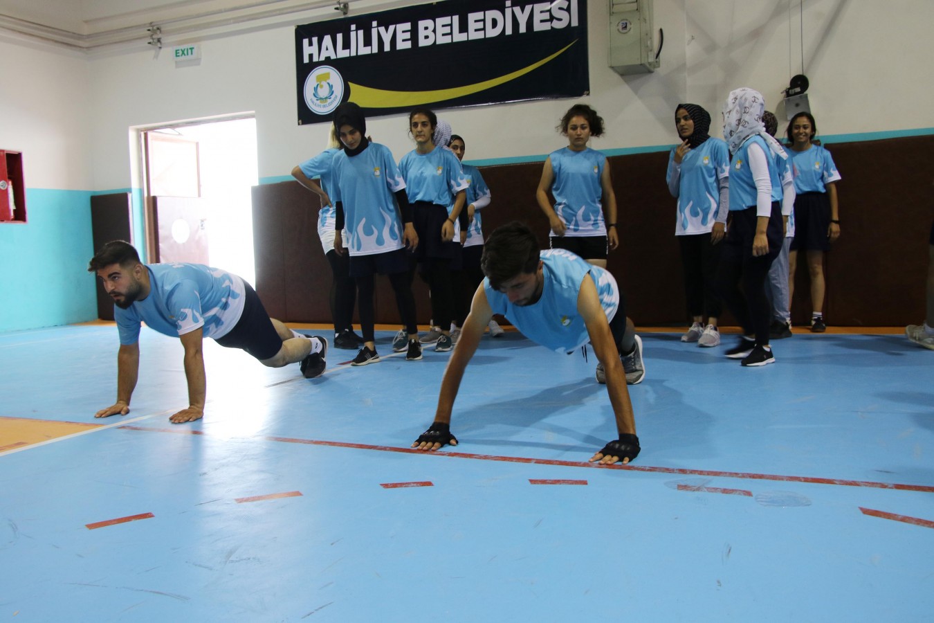 GENÇLER, HALİLİYE BELEDİYESİ İLE HEDEFLERİNİN PEŞİNDE KOŞUYOR