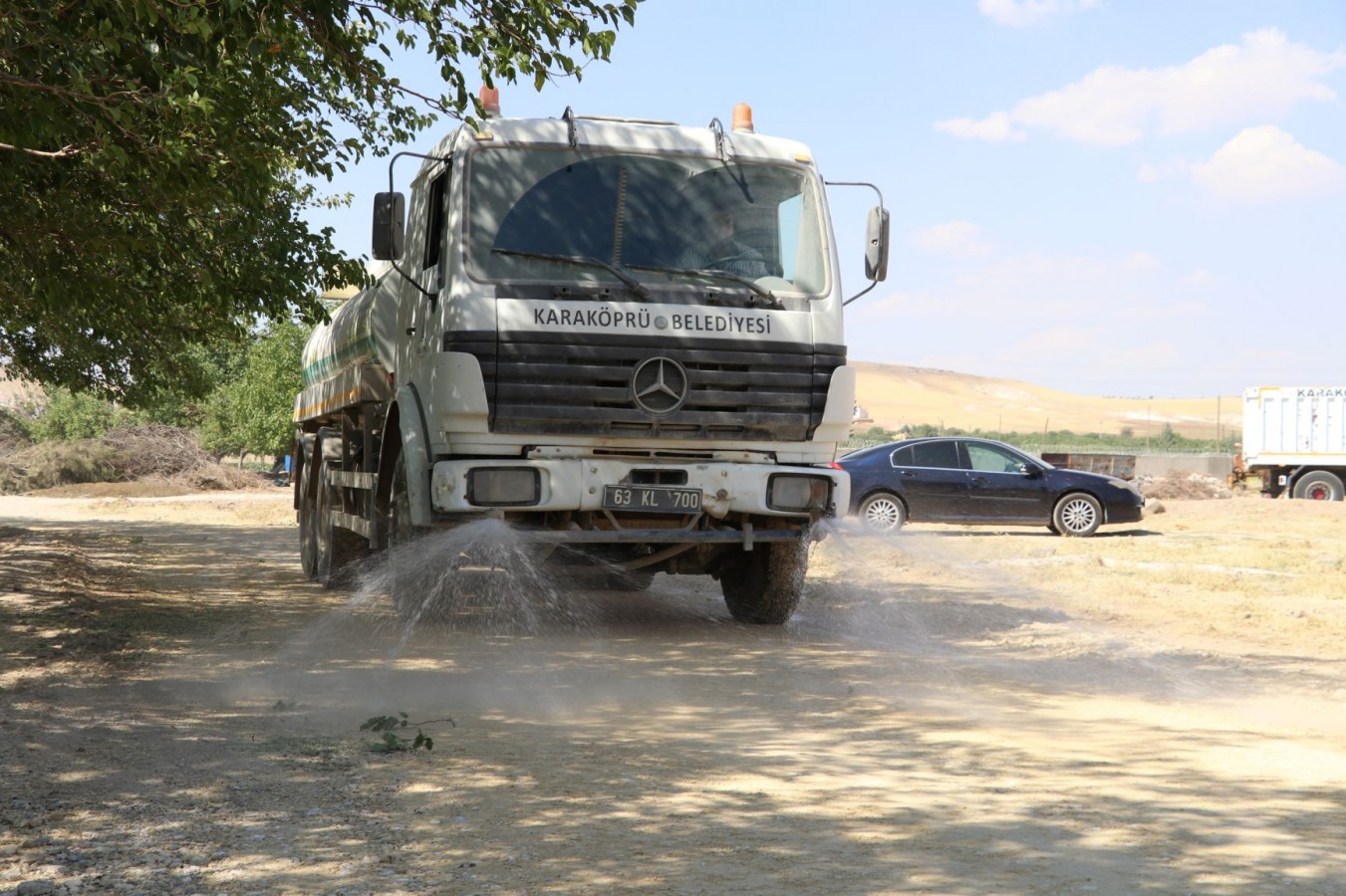 KARAKÖPRÜ KIRSALINDA YOLLAR TOZDAN VE ÇAMURDAN KURTARILIYOR