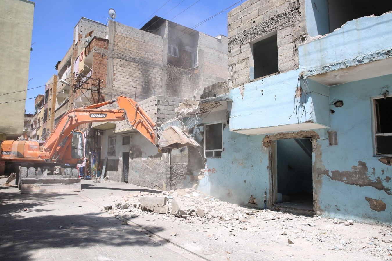 RİSKLİ BİNALAR, TEK TEK YIKILIYOR