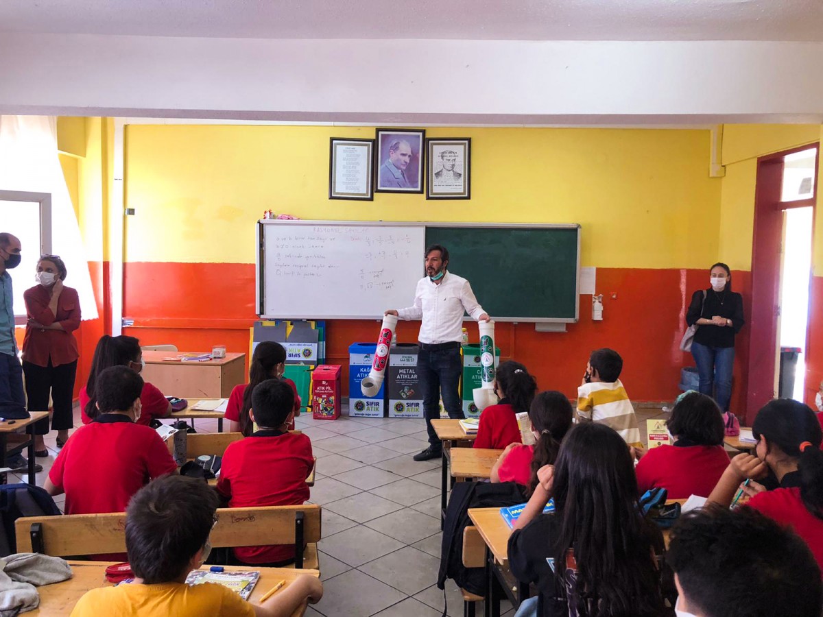 KARAKÖPRÜ’DE ÖĞRENCİLERE GERİ DÖNÜŞÜMÜN ÖNEMİ ANLATILDI