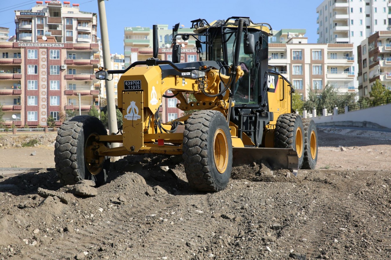 GÜLLÜBAĞ'A YENİ YOLLAR KAZANDIRILIYOR