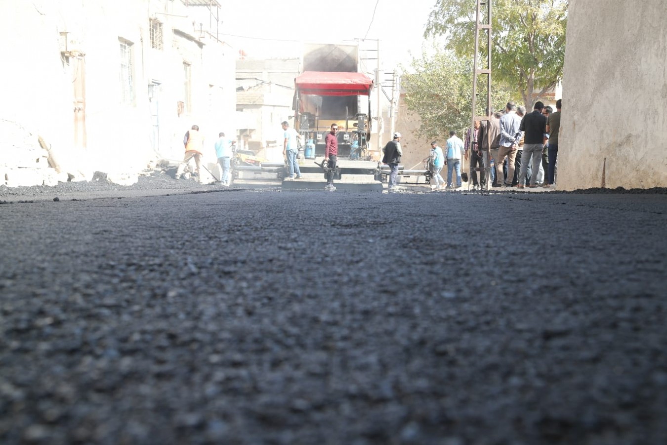 EYYÜBİYE’DE ARA CADDELER BİR BİR ASFALTLANIYOR.