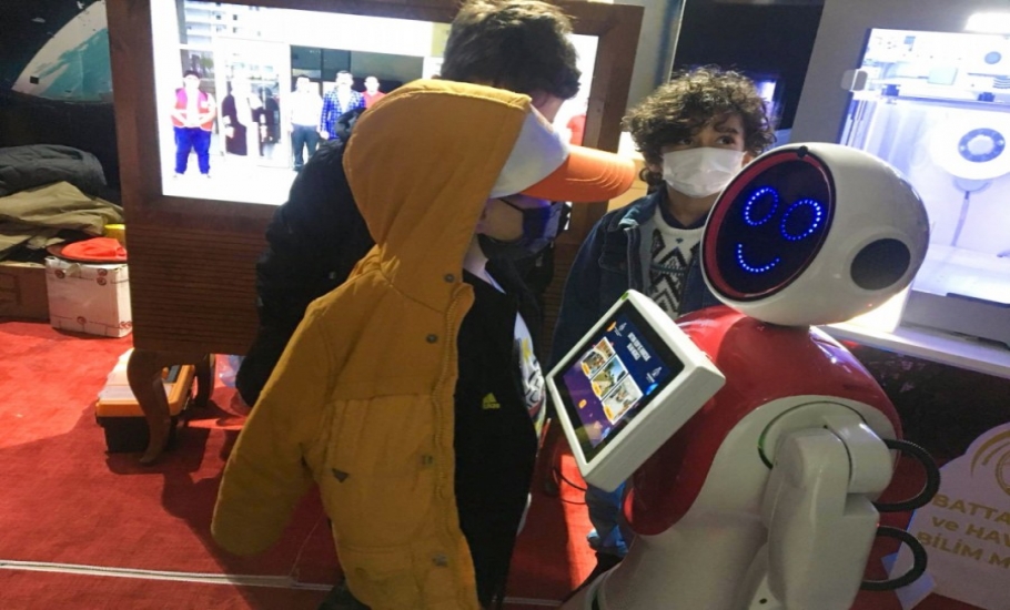 KARAKÖPRÜ'LÜ MİNİ ADA ROBOT FESTİVALİN GÖZDESİ OLDU