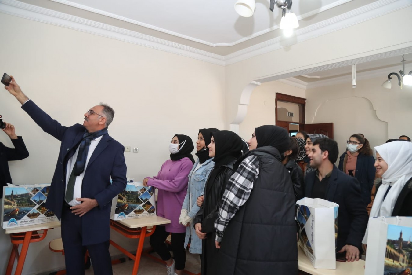 BAŞKAN KUŞ’TAN ÖĞRENCİLERE EĞİTİM SETİ DESTEĞİ.