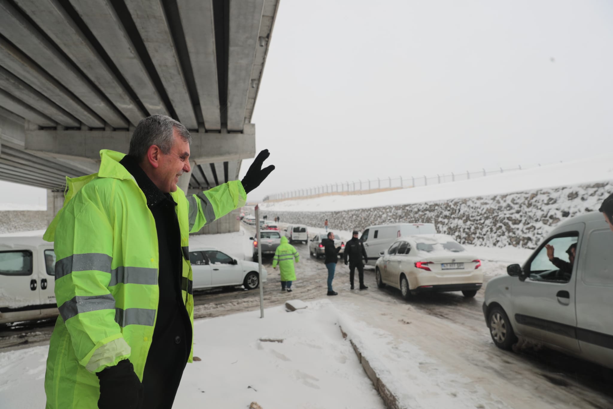 ŞANLIURFA'DA KAR İLE MÜCADELEDE BELEDİYELER SINIFTA KALDI.
