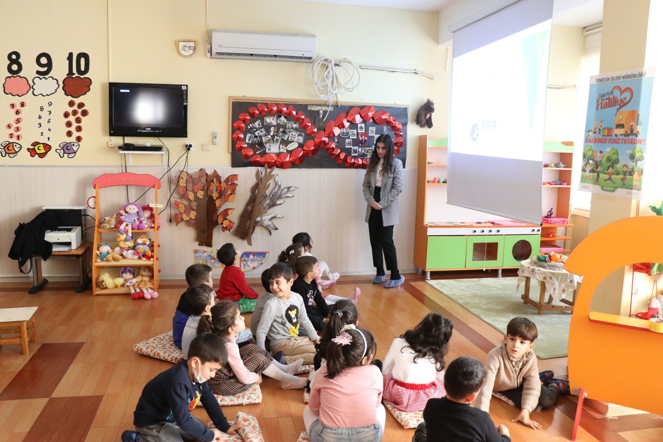 HALİLİYE’DE ÖĞRENCİLERE GERİ DÖNÜŞÜM BİLİNCİ AŞILANIYOR 