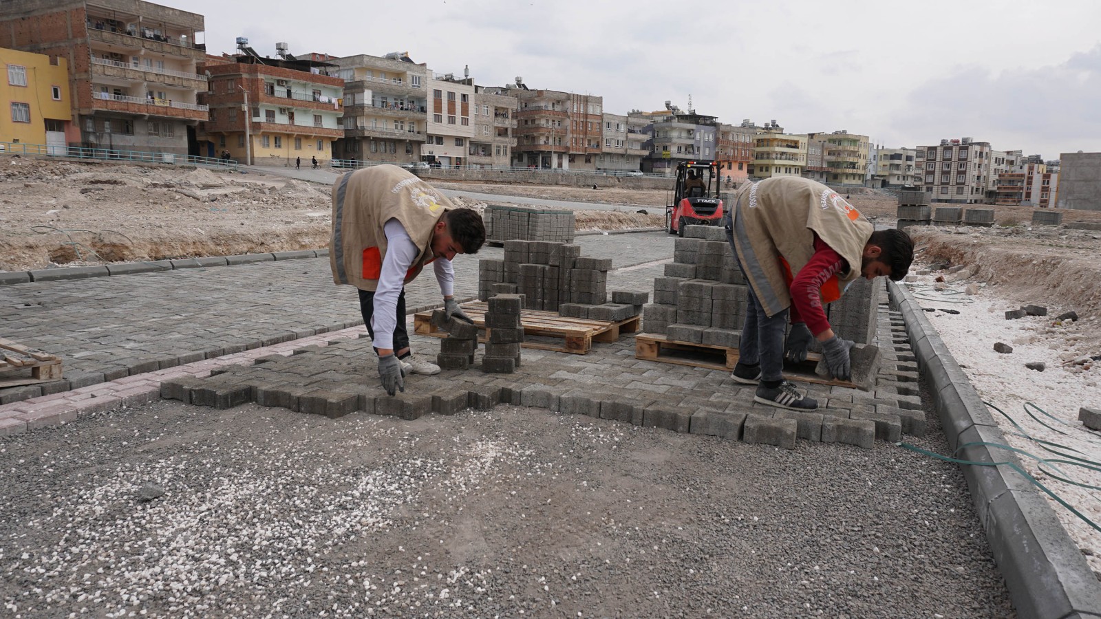 HALİLİYE BELEDİYESİNDEN 3 MAHALLEDE ÜST YAPI ÇALIŞMASI (VİDEO HABER)