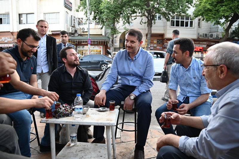 Vali Ayhan, esnafın çay ikramına eşlik etti