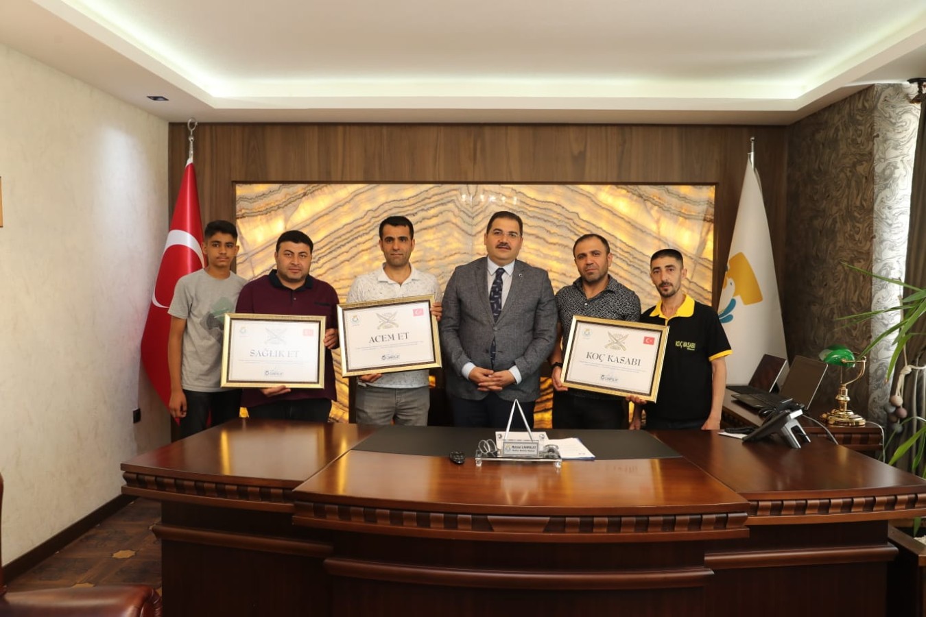 BAŞKAN CANPOLAT “ALTIN BIÇAK” VE “ALTIN MAKAS” SERTİFİKALARINI TAKDİM ETTİ