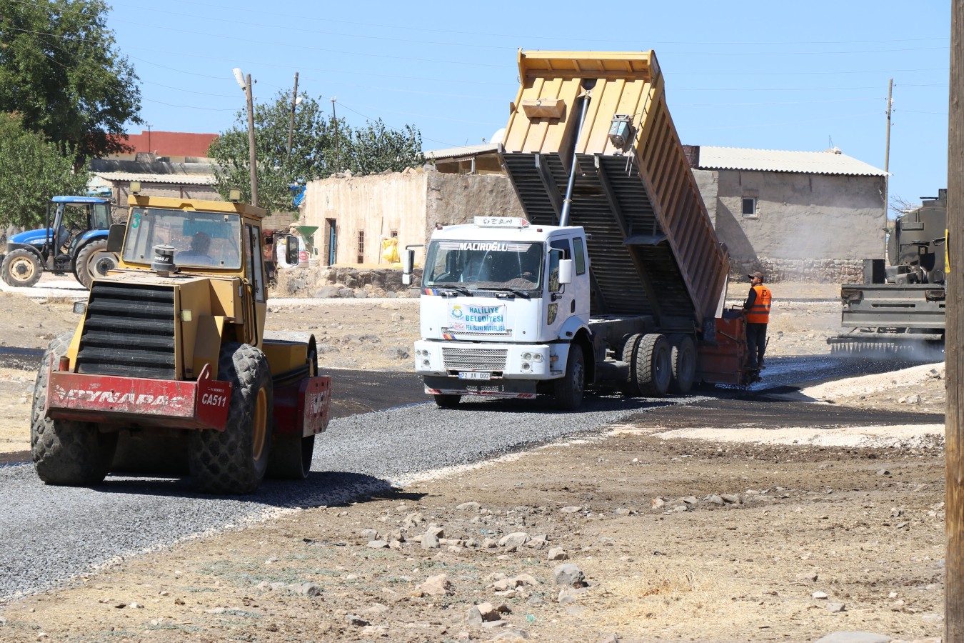HALİLİYE’DE 3 MAHALLEDE YOL YAPIM ÇALIŞMASI